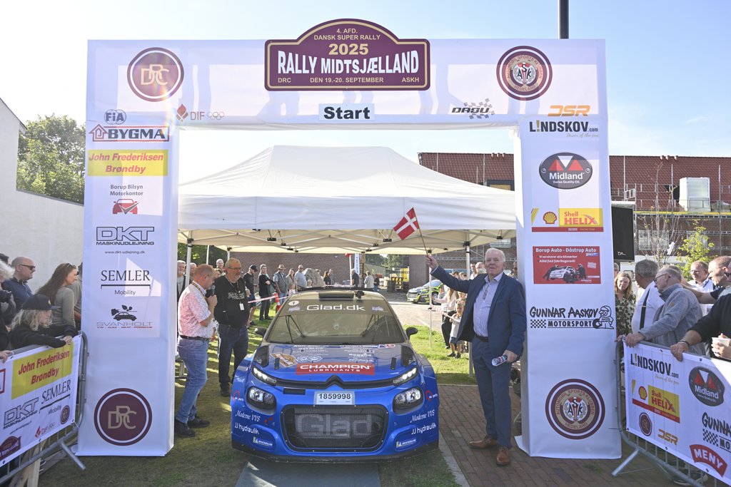 Byrådsmedlem i Roskilde Kommune, Mogens Hallager (C) sender løbets foreløbige nummer 2, Kenneth Madsen fra Slagelse og hans nye codriver i år, Mads Dalsager fra Solbjerg ud på ruten fra starten i Viby Sjælland. Forude venter 10 hastighedsprøver.
(Foto: Michael Eisenberg)